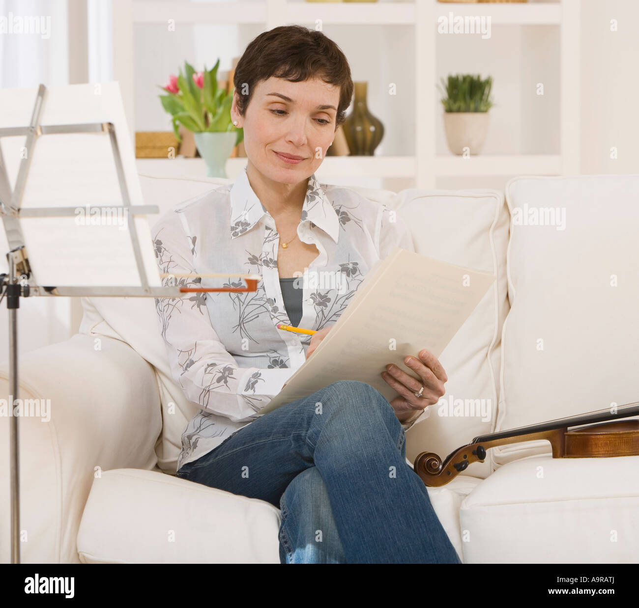 Femme violon partitions lecture Banque D'Images