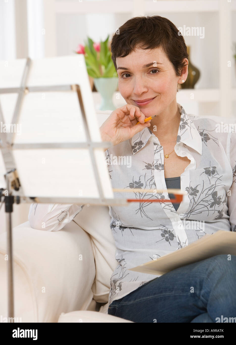 Femme assise à côté de partitions sur le stand Banque D'Images
