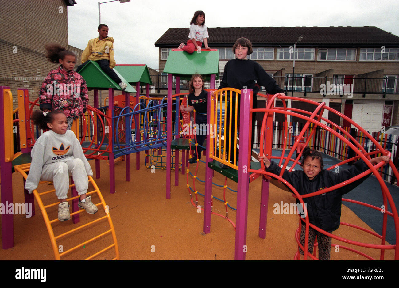 Les enfants lors de l'utilisation de l'aire d'aventure, Hayes, Middlesex, Angleterre. Banque D'Images