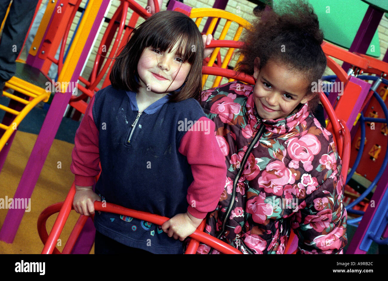 Deux jeunes filles sur un terrain d'aventure, Hillingdon, London, UK. Banque D'Images