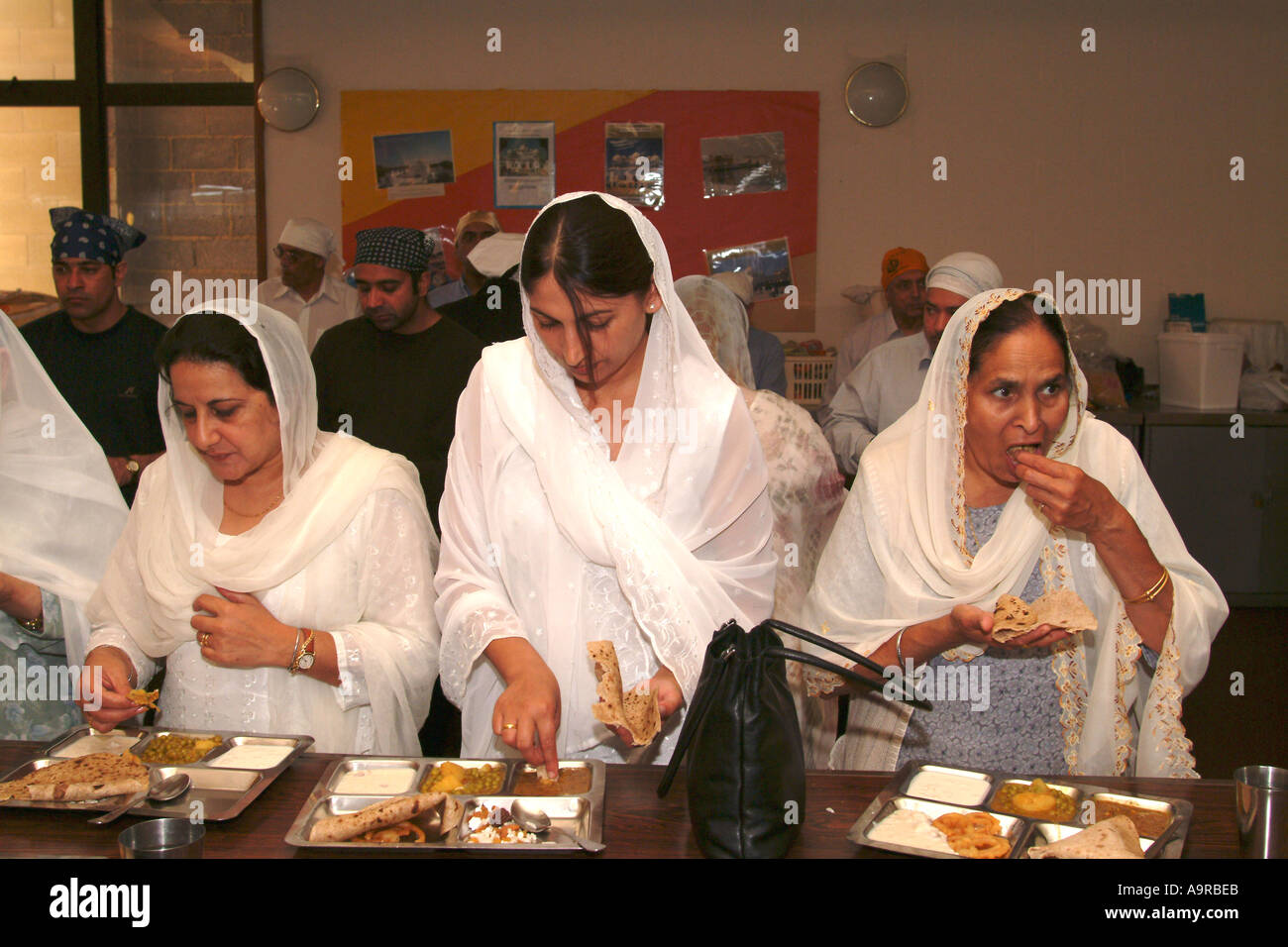 Groupe de femmes dans le gurdwara sikh temple ou profiter de la nourriture gratuite ou Langar Sri Guru Singh Sabha Hounslow Middlesex Angleterre Banque D'Images