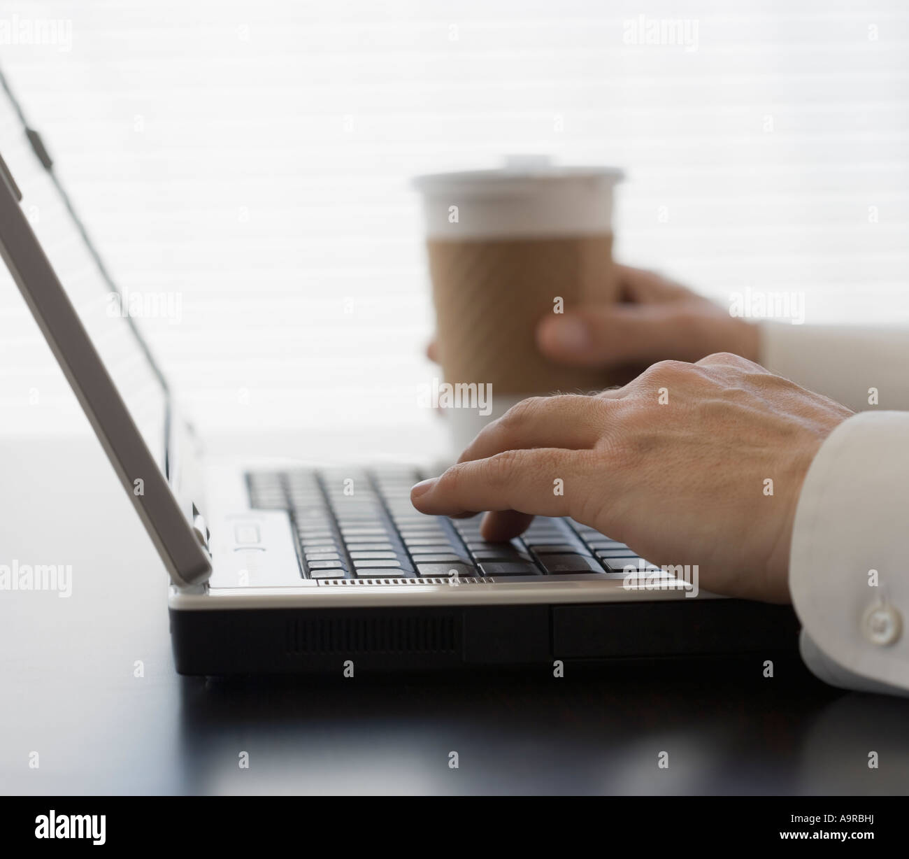 Businessman typing on laptop Banque D'Images