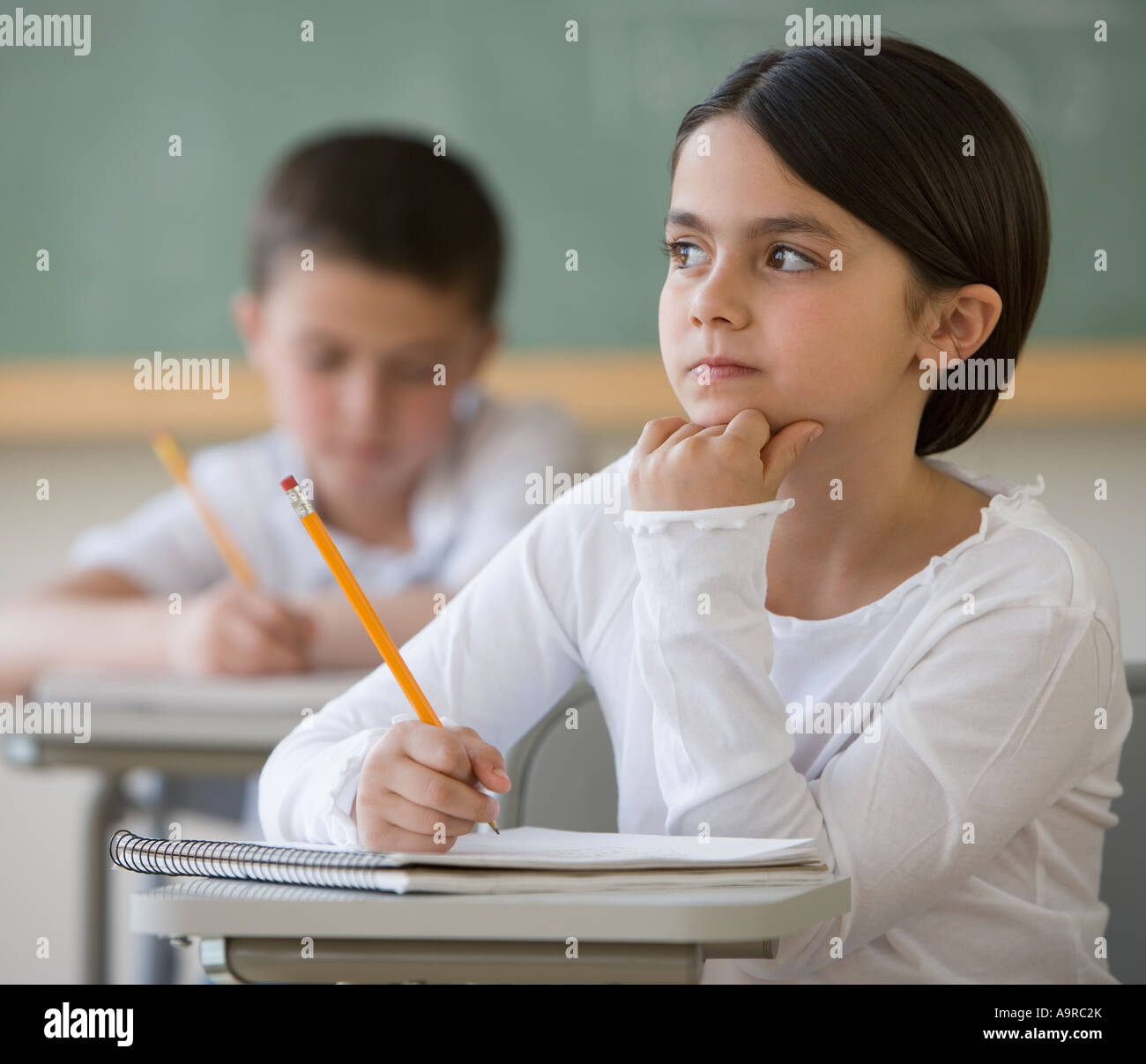 Girl thinking in classroom Banque D'Images