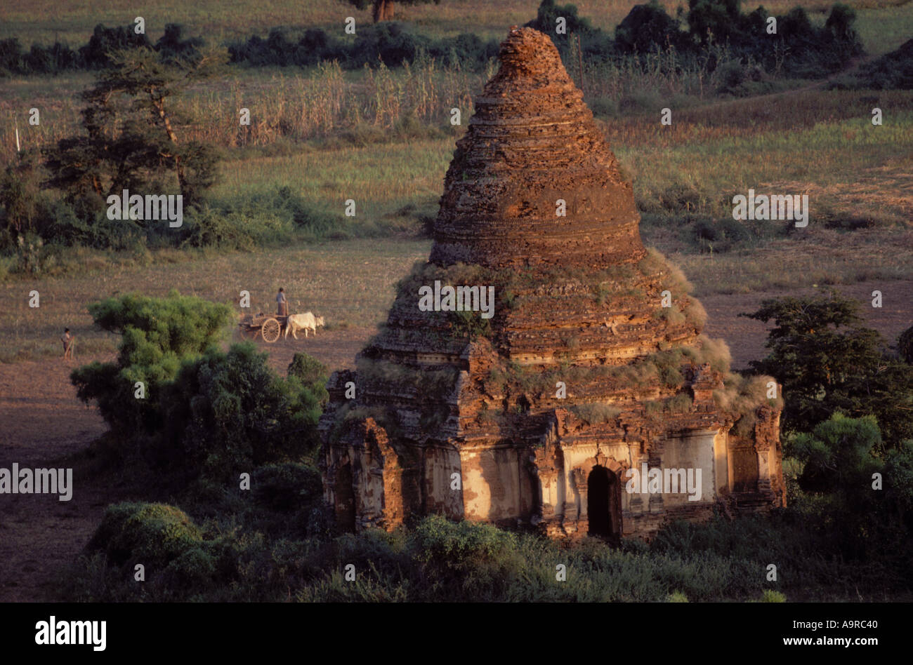 Pagode des Myebonth vu de Thatbyinnyu païenne Banque D'Images