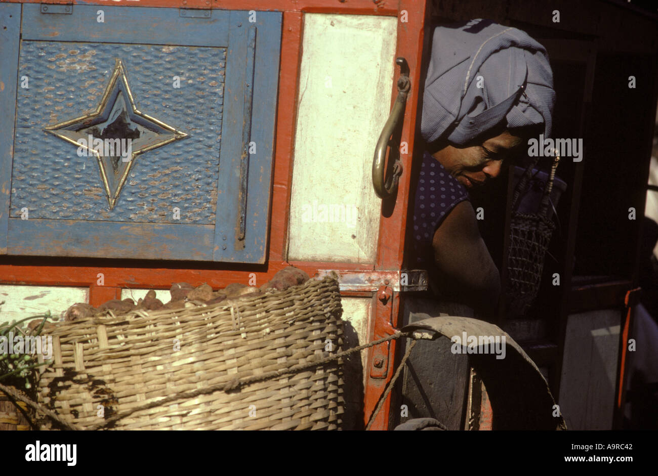 Femme d'entrer dans une calèche Maymyo un ancien régime colonial britannique au-dessus de la Birmanie Mandalay Hill station Banque D'Images