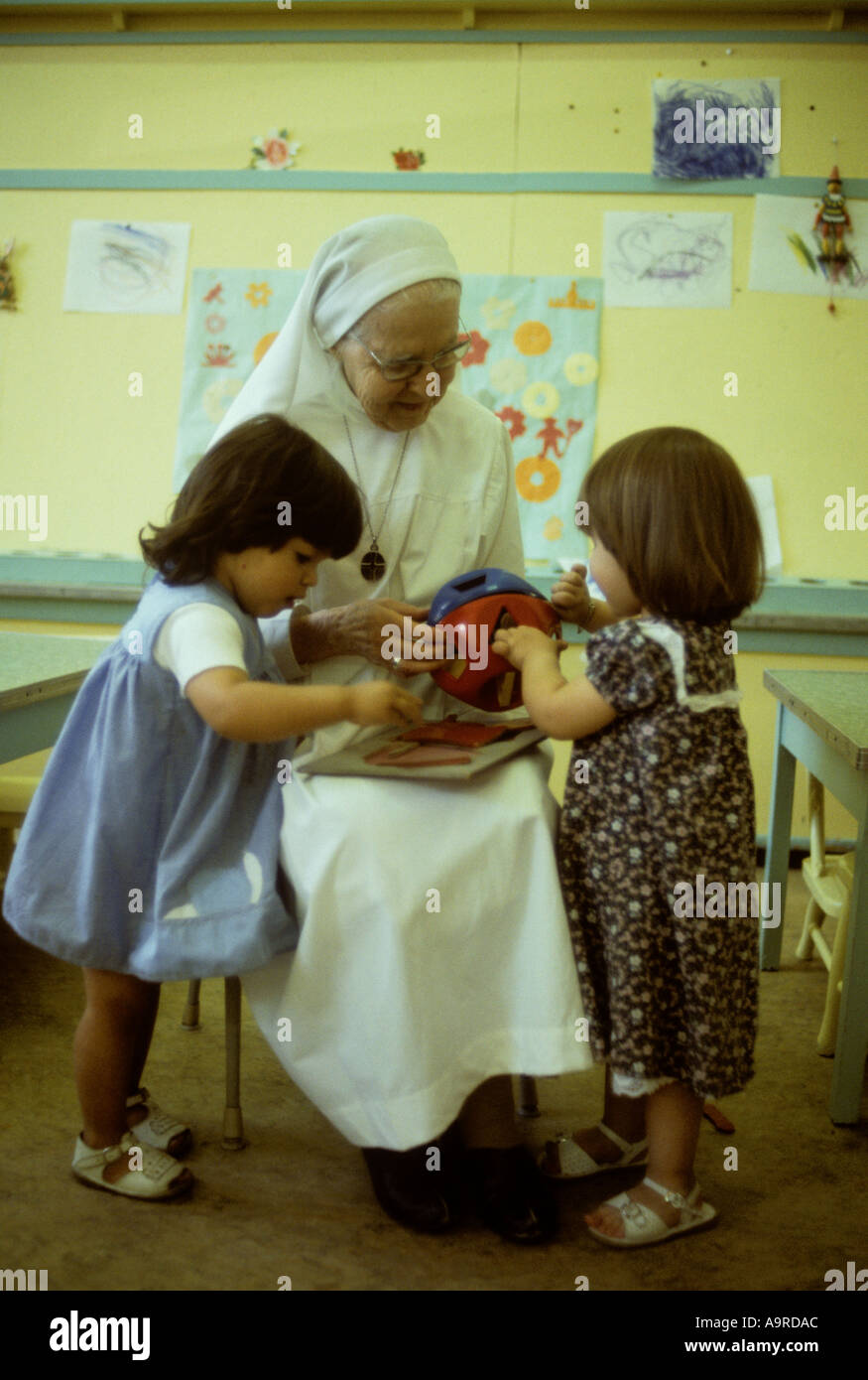 Nun avec des jeunes filles à une garderie à Montréal la pépinière est une partie du couvent de l'Franciscaine Missionnaires de Marie Banque D'Images