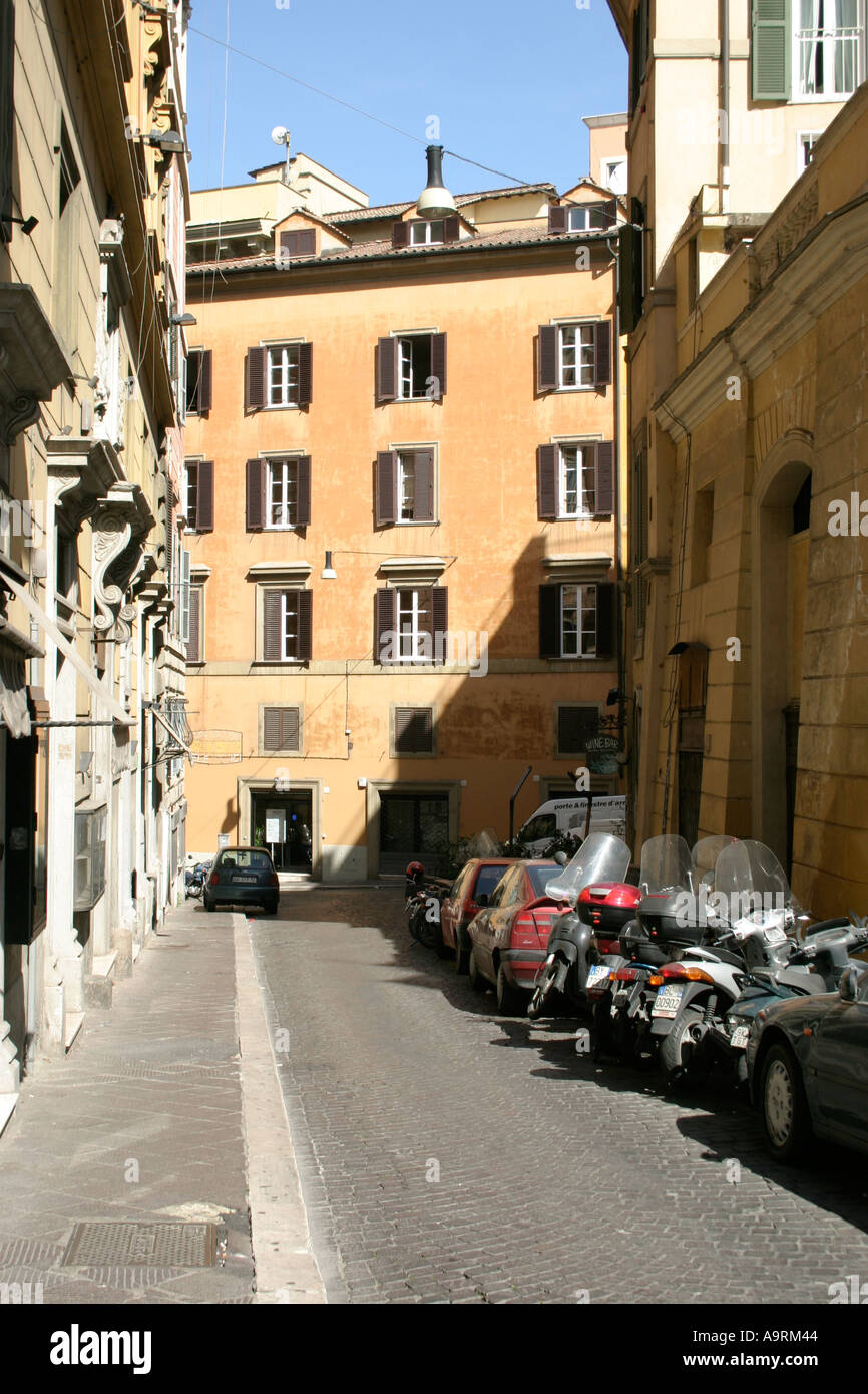 Petite rue typique de Rome, Italie. Banque D'Images