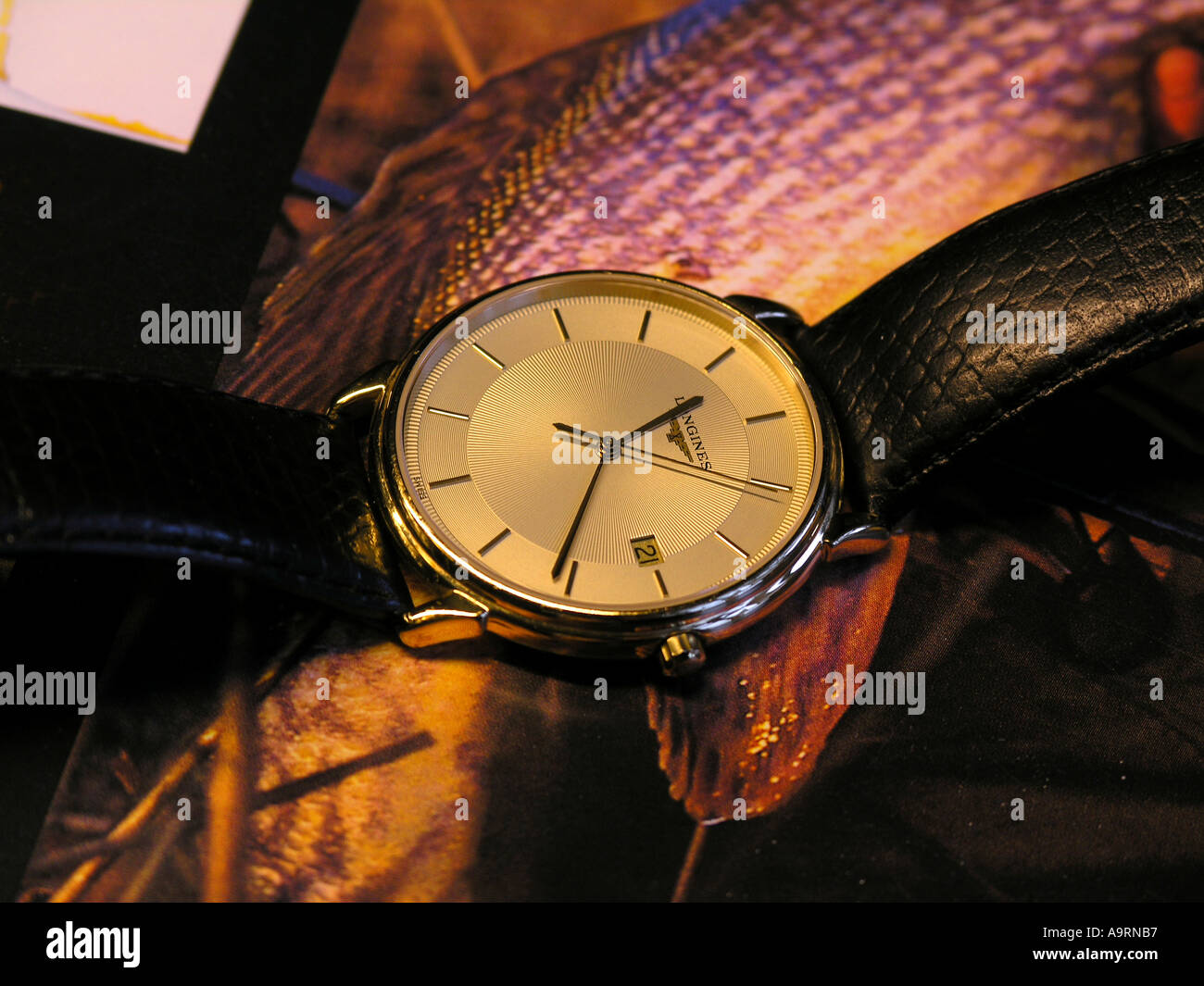 Longines montres de luxe pour hommes sur bracelet cuir Banque D'Images
