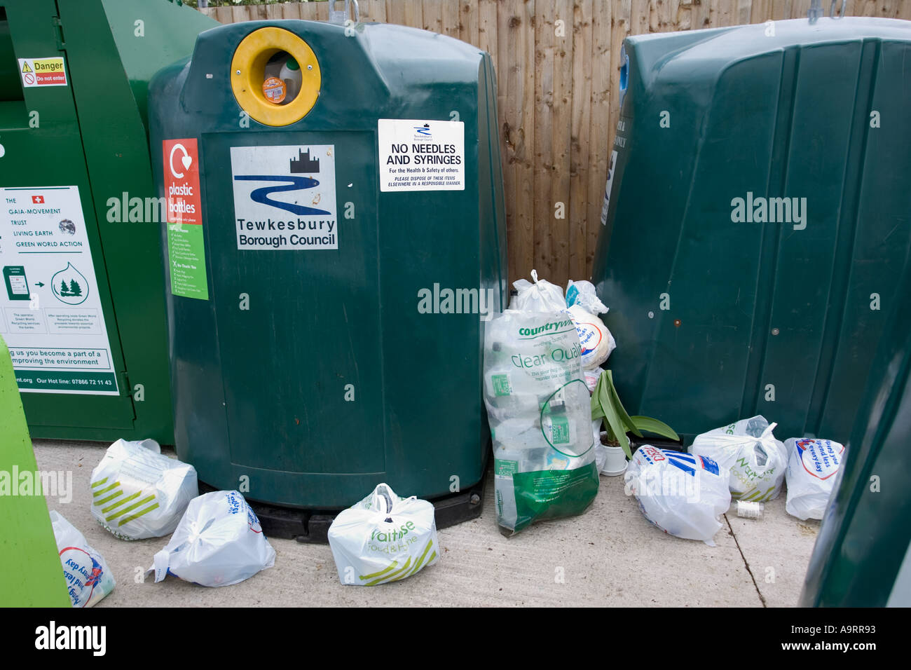 Bacs de recyclage en plastique trop-plein parking Tesco Cheltenham UK Cleeve Évêques Banque D'Images