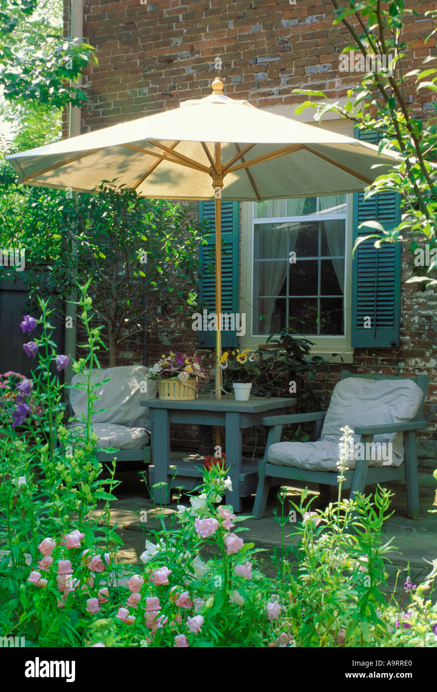 Petit patio privé en ville avec un agréable jardin clos et un mobilier  confortable sous un parasol pour l'ombre, Missouri USA Photo Stock - Alamy