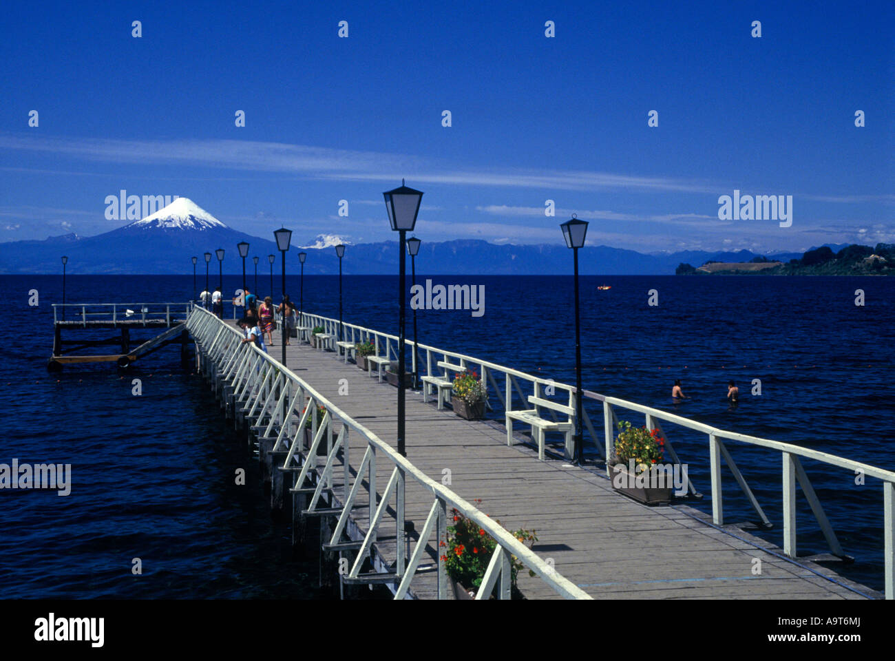 PIER LE LAC LLANQUIHUE VOLCAN OSORNO FRUTILLAR CHILI Banque D'Images