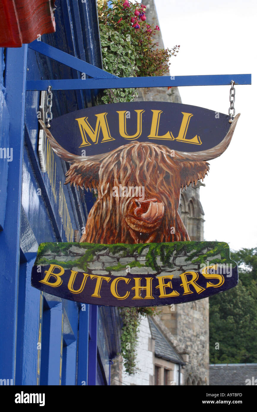 Tobermory Isle of Mull Ecosse la boutique sign pour Mull bouchers montrant vache Highland cattle illustrant des produits locaux de qualité Banque D'Images