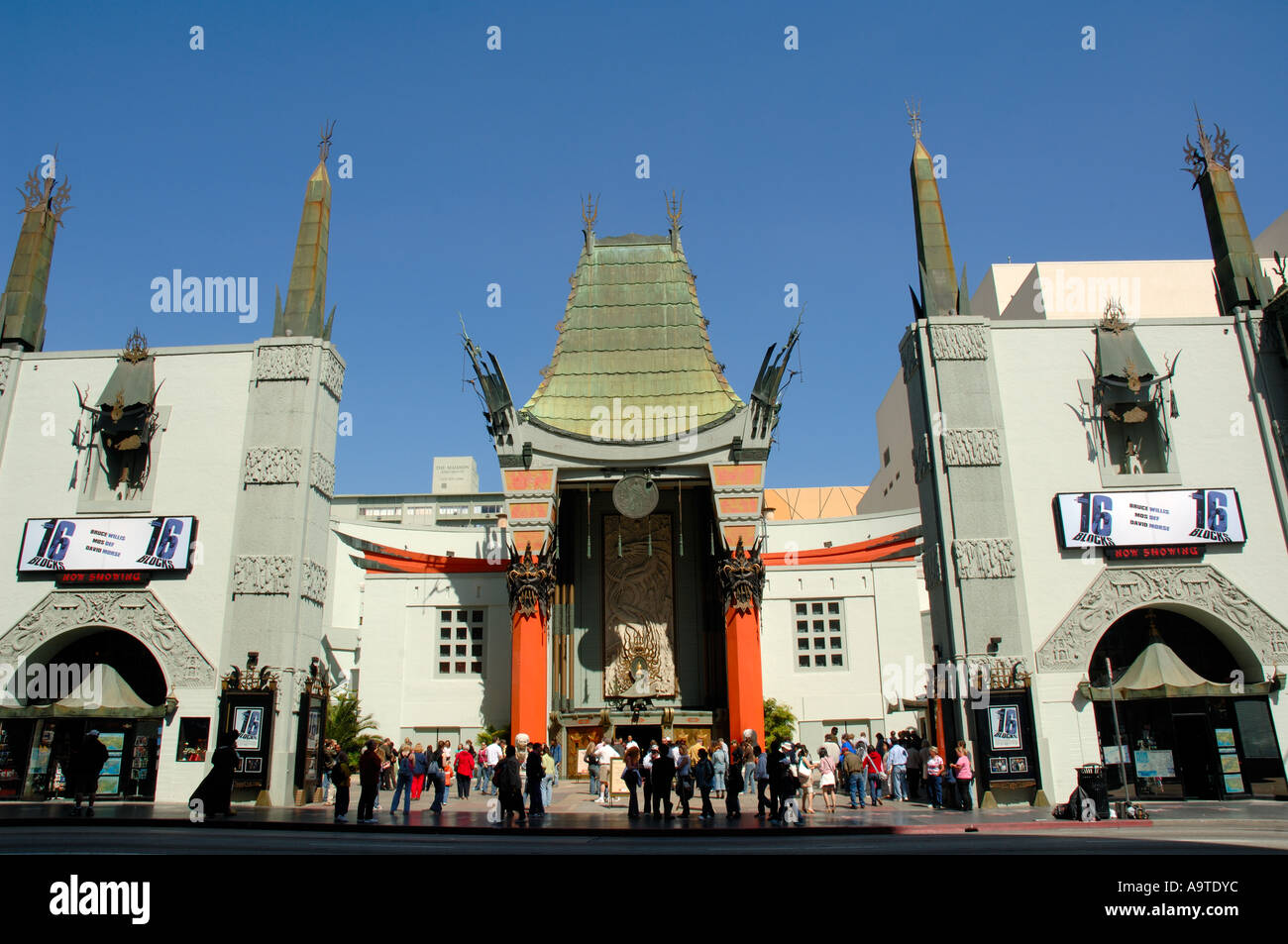 Les visiteurs à l'extérieur du Grauman's Chinese Theatre il a été déclaré monument culturel historique en 1968 Hollywood en Californie Banque D'Images