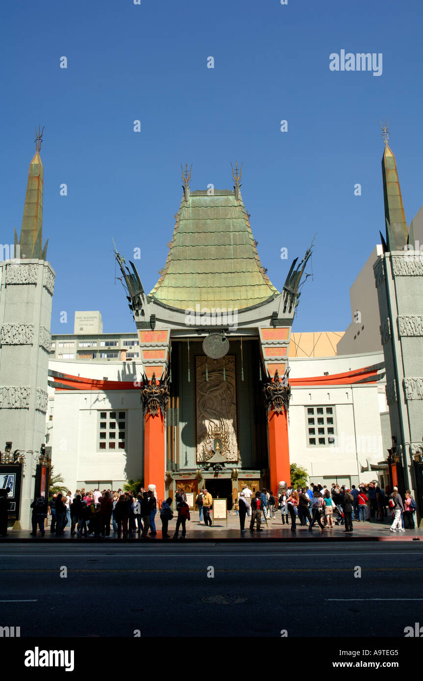 Les visiteurs à l'extérieur du Grauman's Chinese Theatre il a été déclaré monument culturel historique en 1968 Hollywood en Californie Banque D'Images