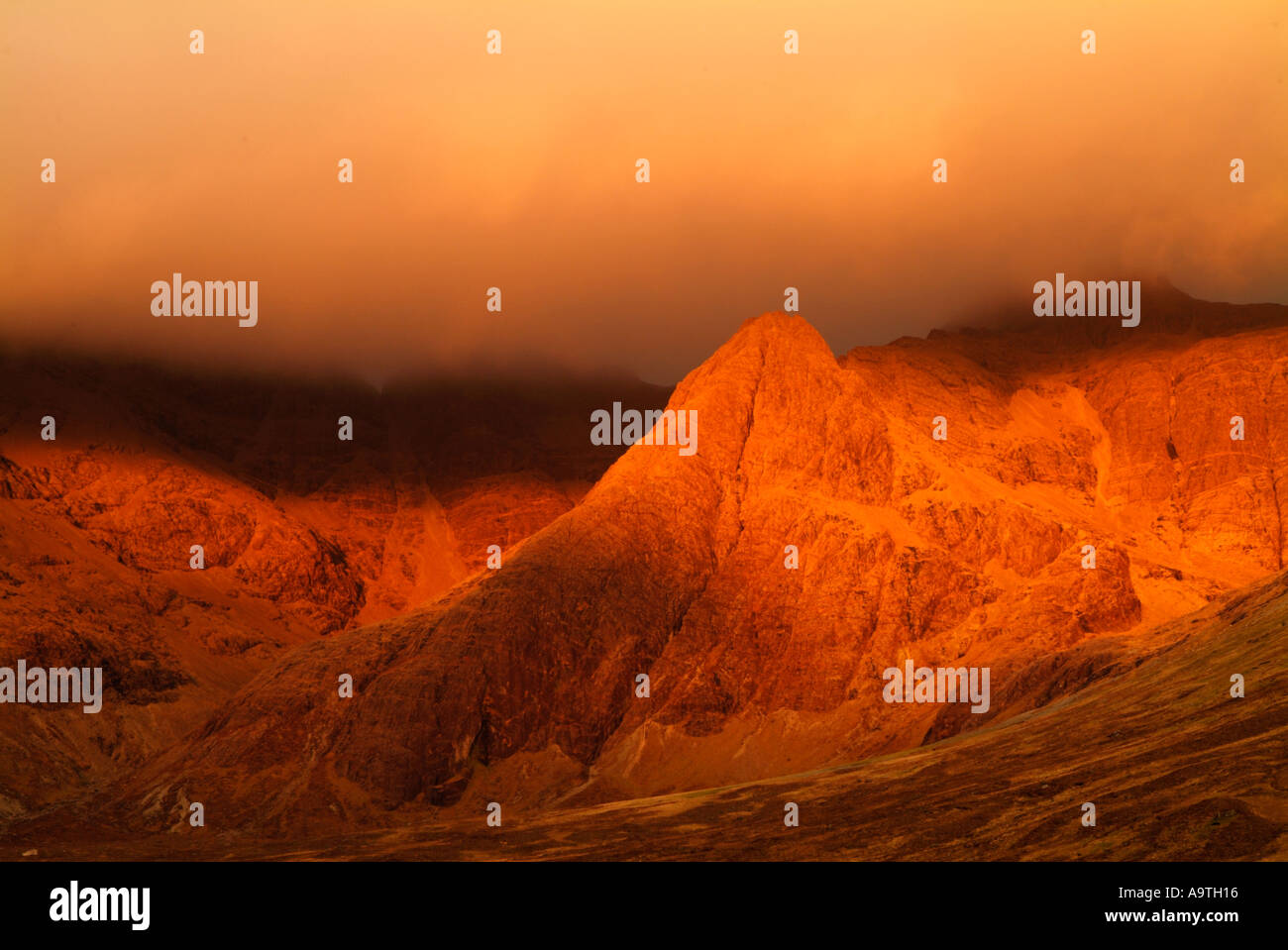 Coucher du soleil sur le Cuillin de Glen cassante. Banque D'Images