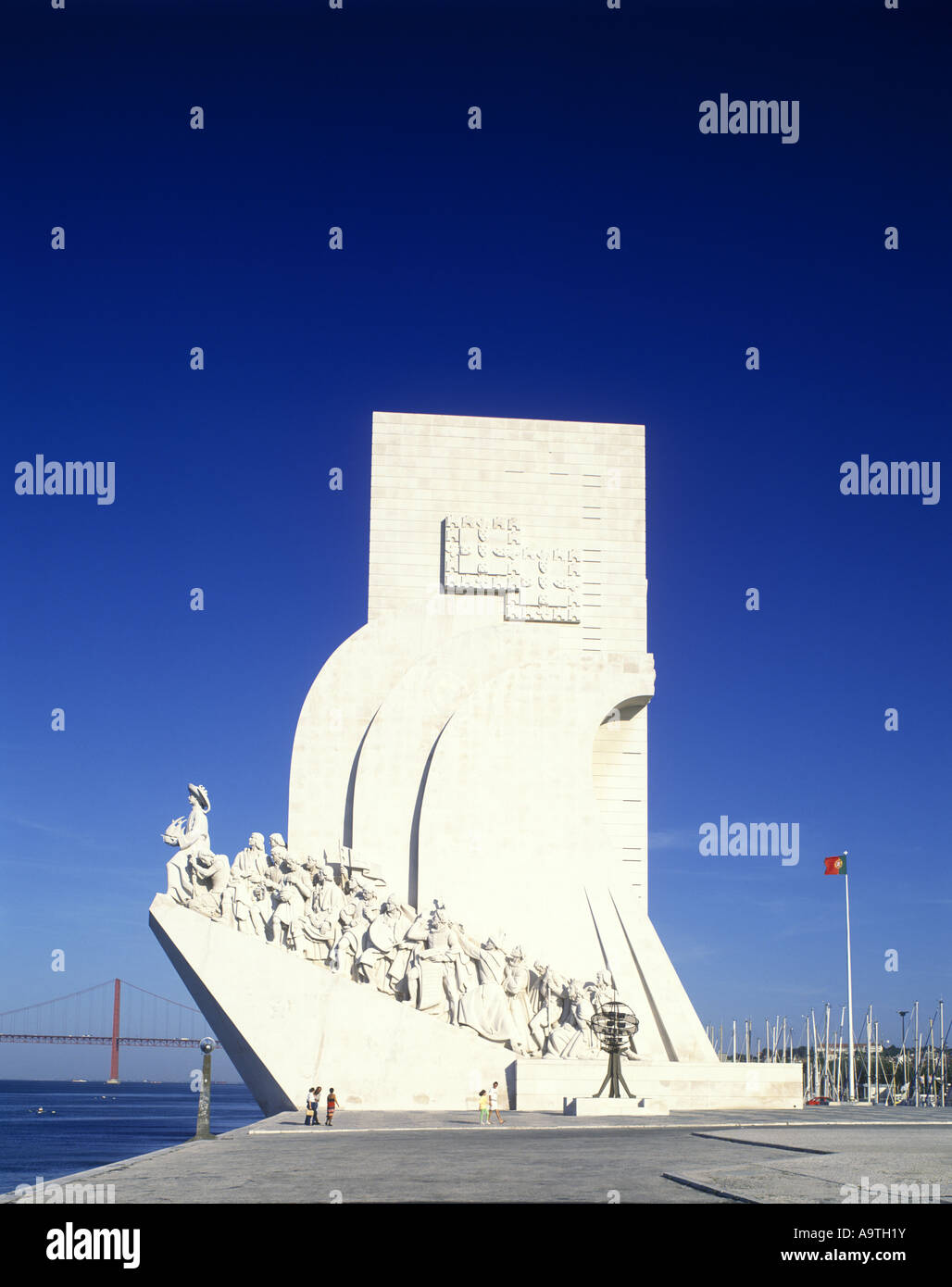 MONUMENT AUX NAVIGATEURS DÉCOUVERTES PRINCE HENRY LE NAVIGATEUR (©COTTINELLI TELMO & DE ALMEIDA 1960) LISBONNE PORTUGAL Banque D'Images