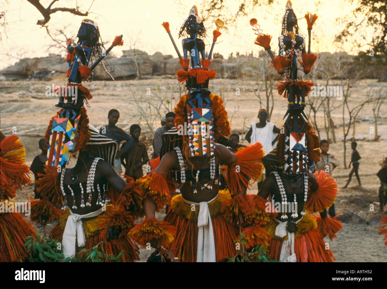 Les danseurs Dogon masques et costumes traditionnels en Mali Banque D'Images