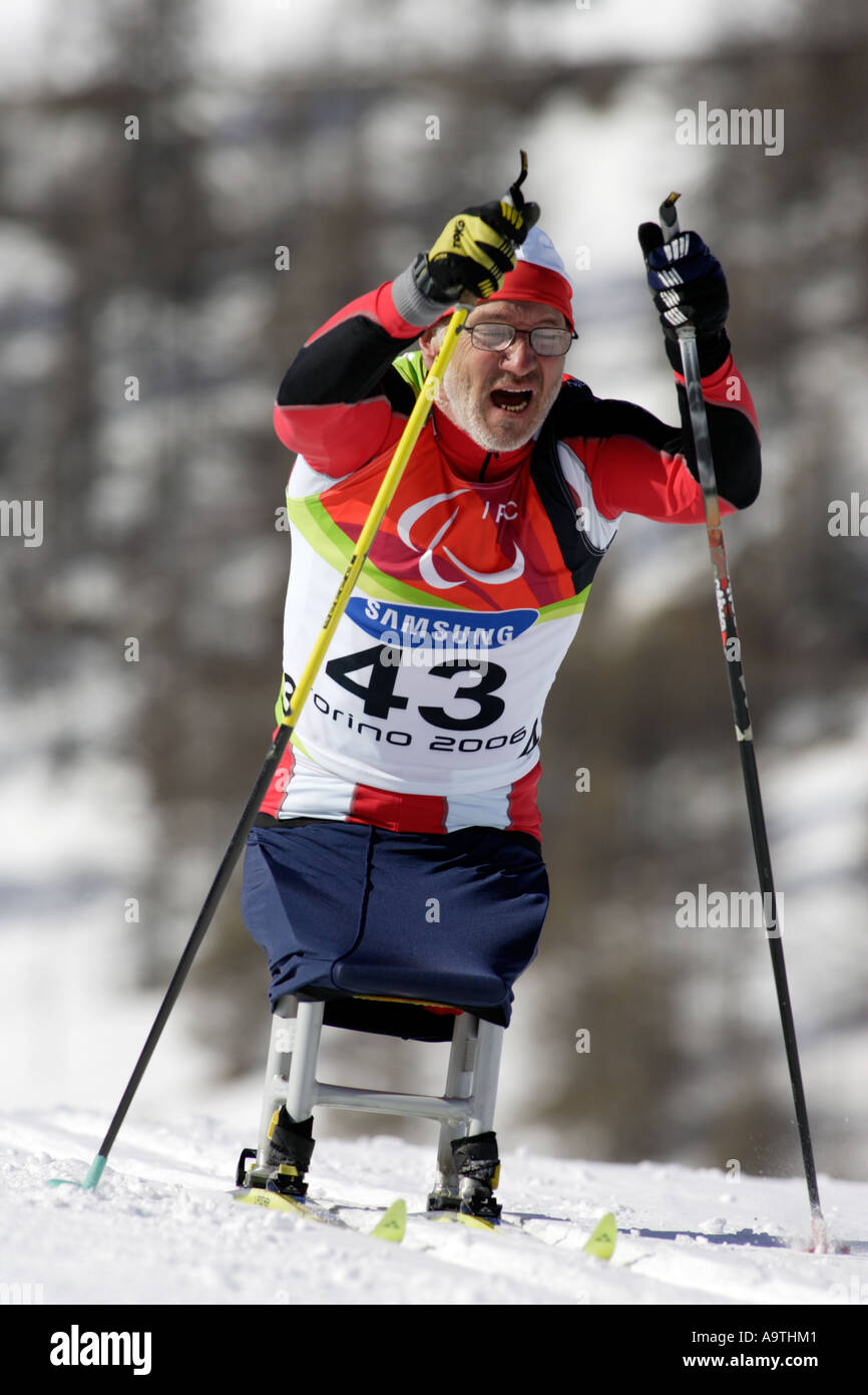 Robert Wator de la Pologne participe à la mens Ski de fond 5km assis Banque D'Images