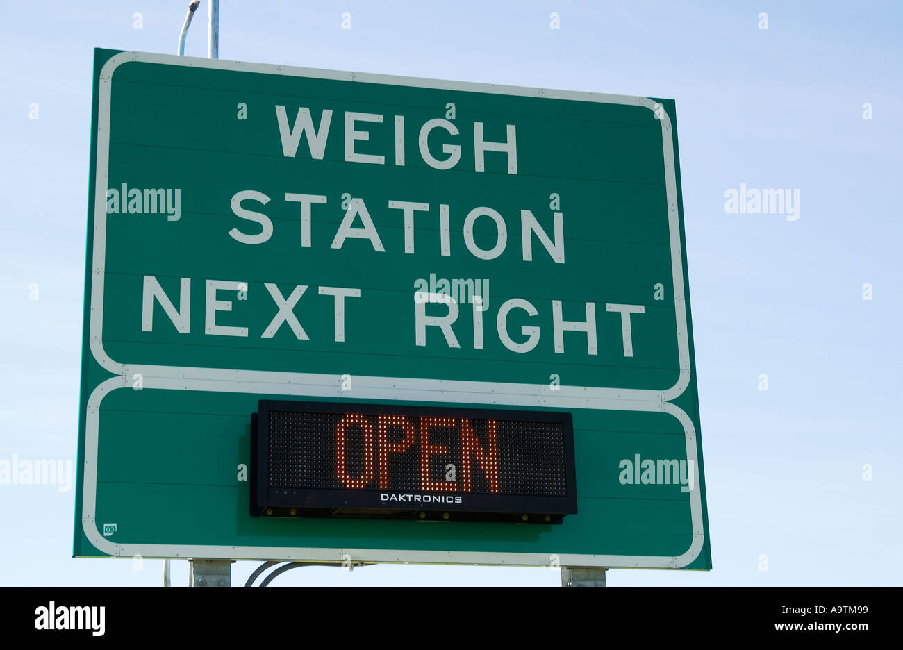 Station de pesage prochaine à droite signe sur l'Interstate USA Banque D'Images