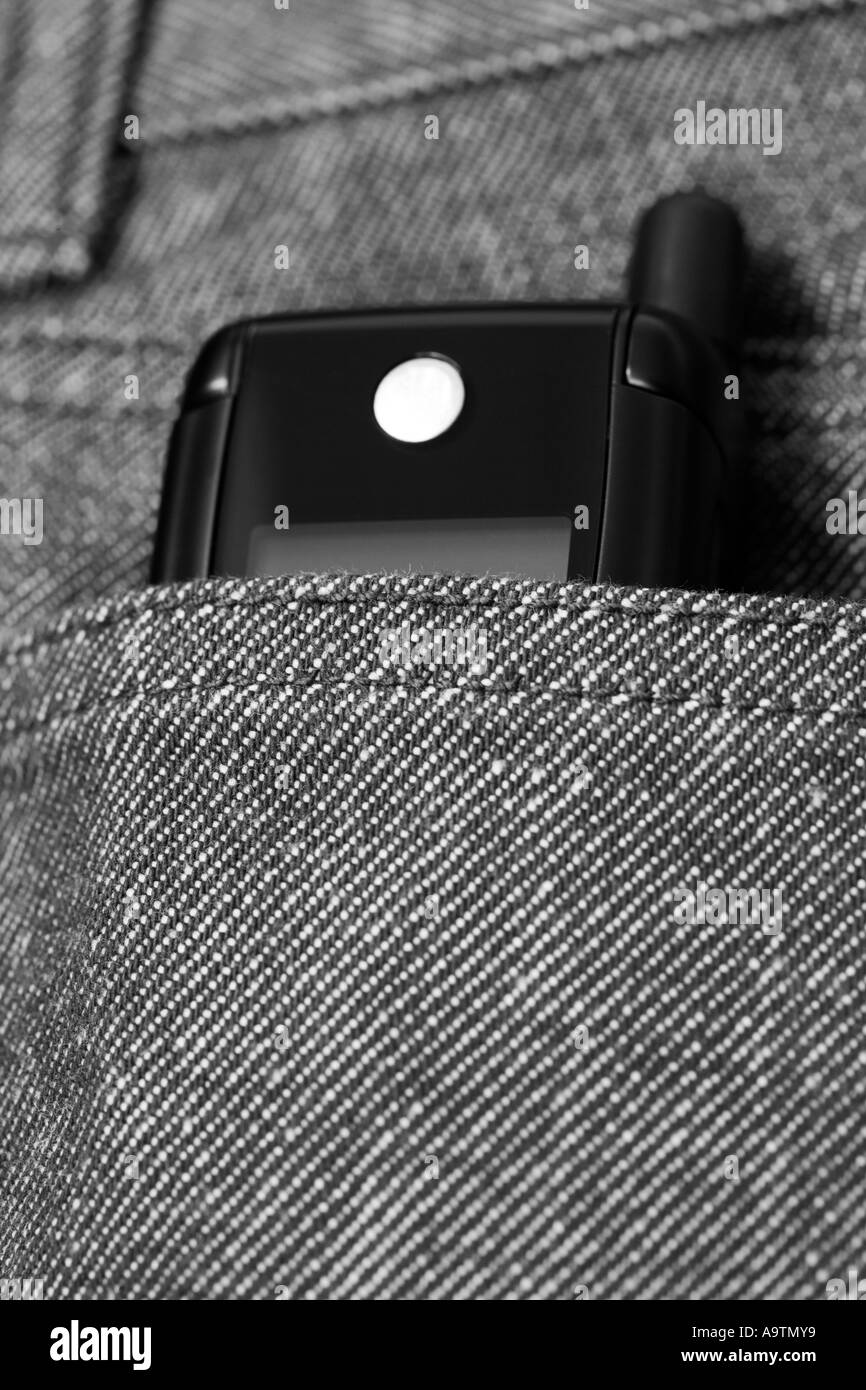 Un téléphone mobile dans une poche arrière de jeans denim Banque D'Images