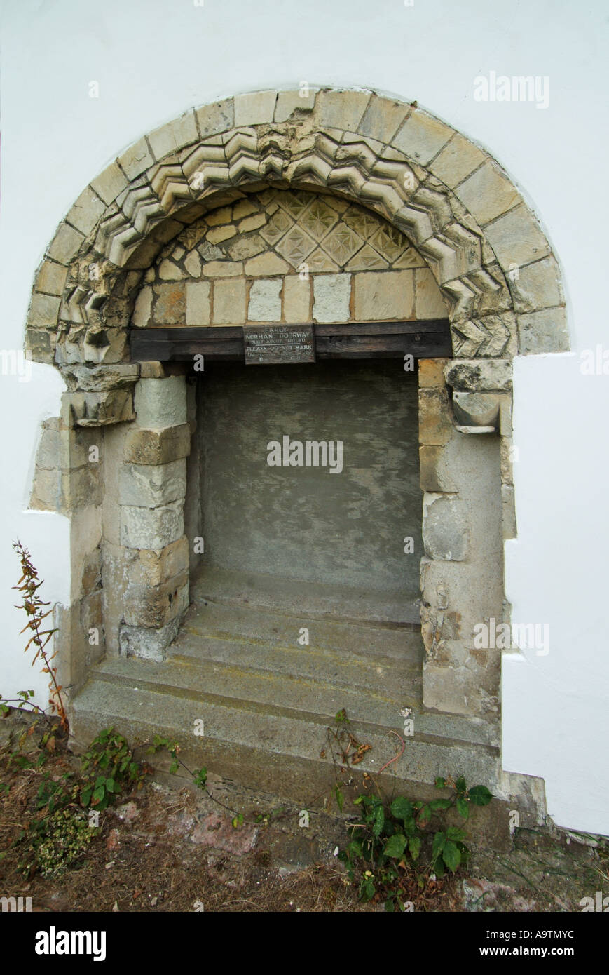 St Mary & All Saints paroissial mur de knave montrant historique bloqué au début de la porte normande et l'arche Lambourne près de l'abridge Essex Angleterre Royaume-Uni Banque D'Images