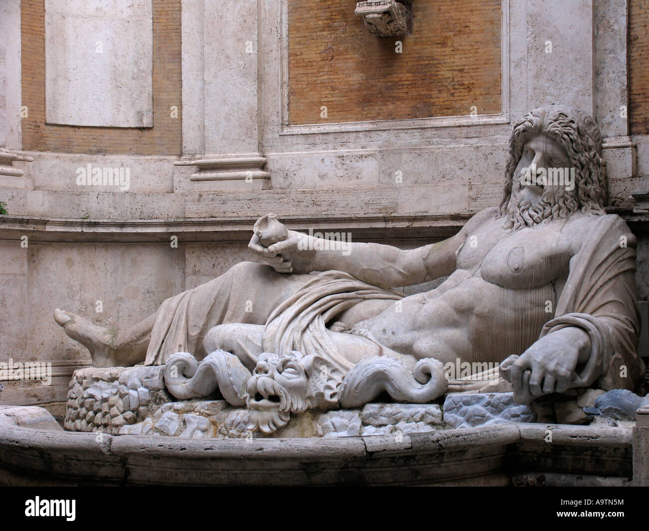 Rome Italie River Dieu statue dans le Palais Neuf Musées du Capitole Banque D'Images