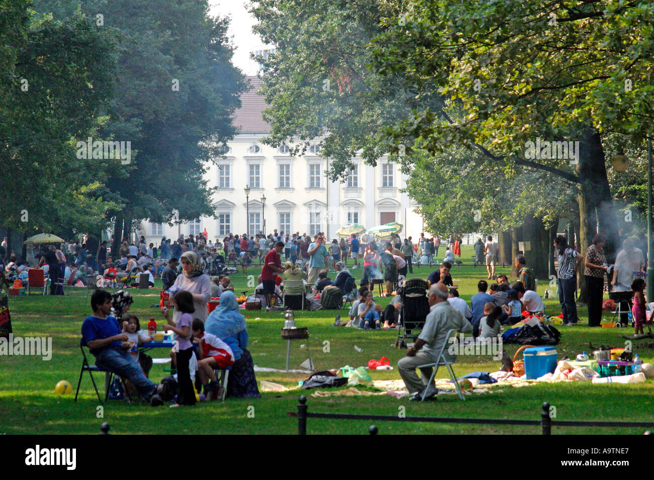 Le parc du Tiergarten Berlin peuple turc barbecue Château Bellevue Banque D'Images