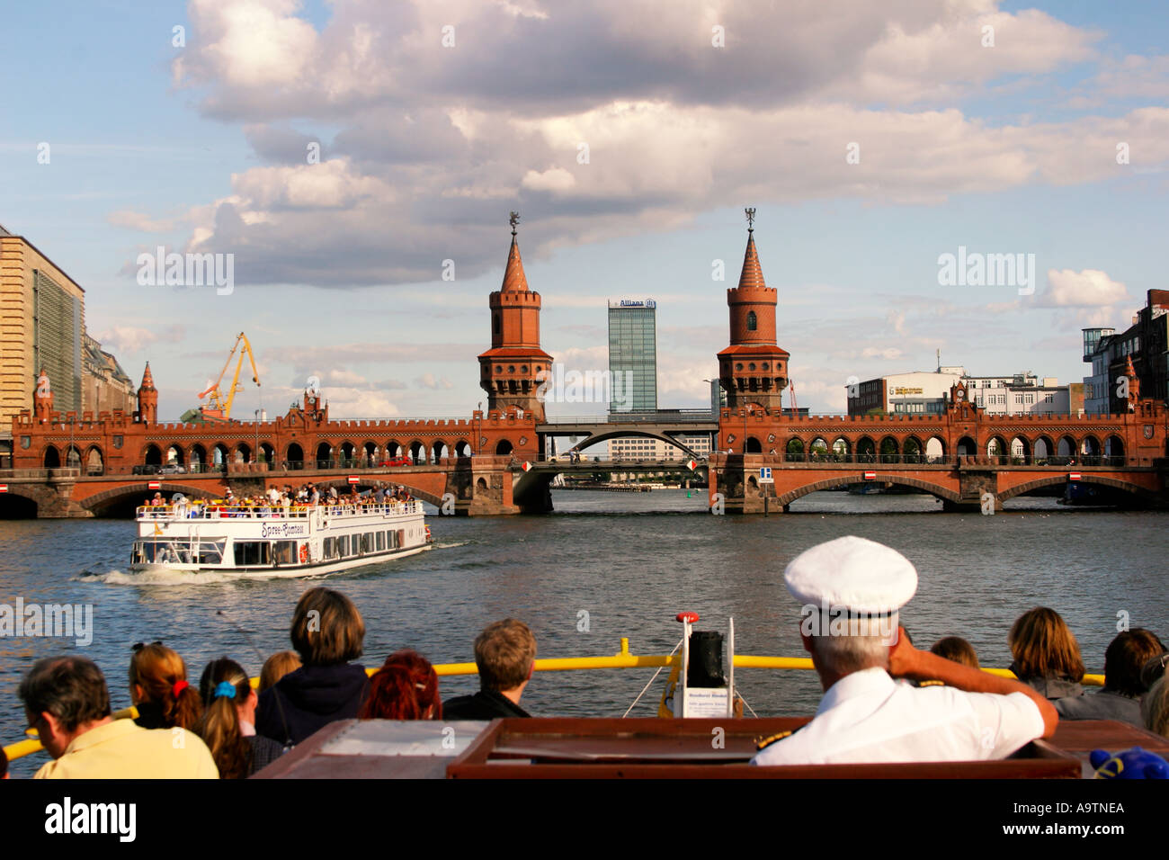 Spree Berlin tourist boat captain Oberbaum bridge Banque D'Images