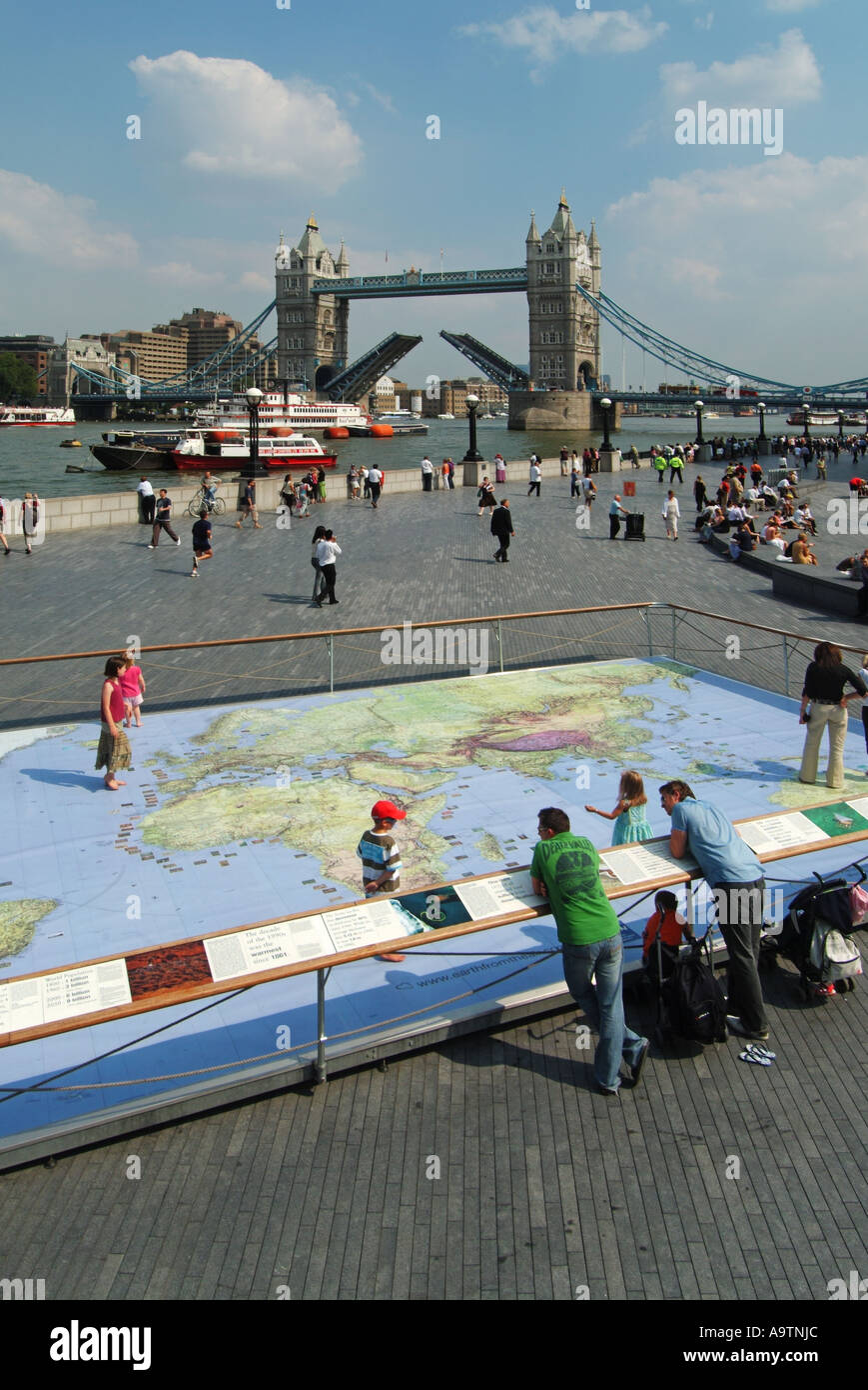 Des allées de Riverside à Greater London Authority de ville par Tamise & Tower Bridge avec carte du monde afficher la représentation pour les enfants d'étudier Banque D'Images