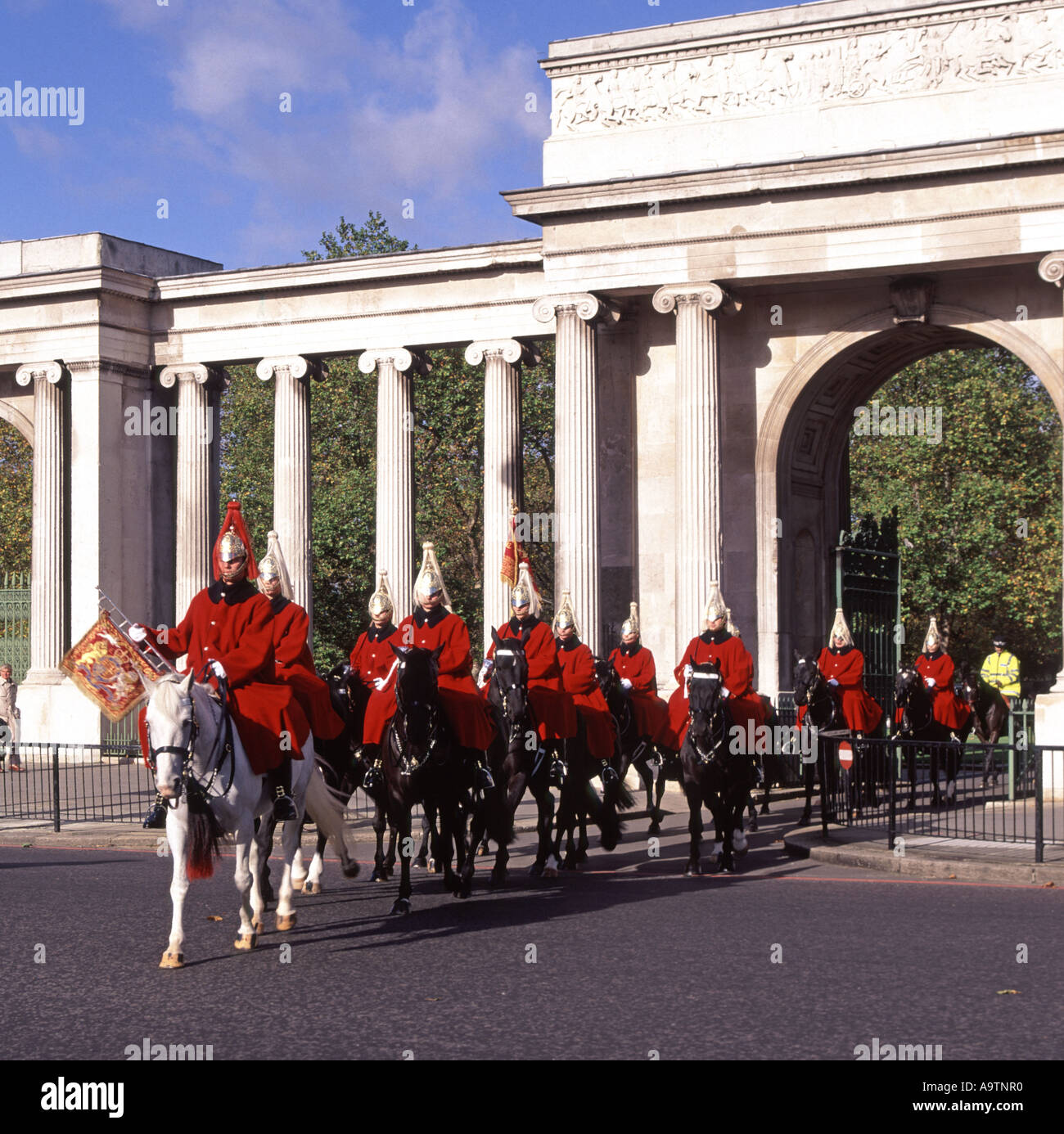 Hyde Park Corner Household Cavalry Life Guards panache blanc officier principal panache rouge du régiment Blues and Royals en route pour changer de garde Londres Royaume-Uni Banque D'Images