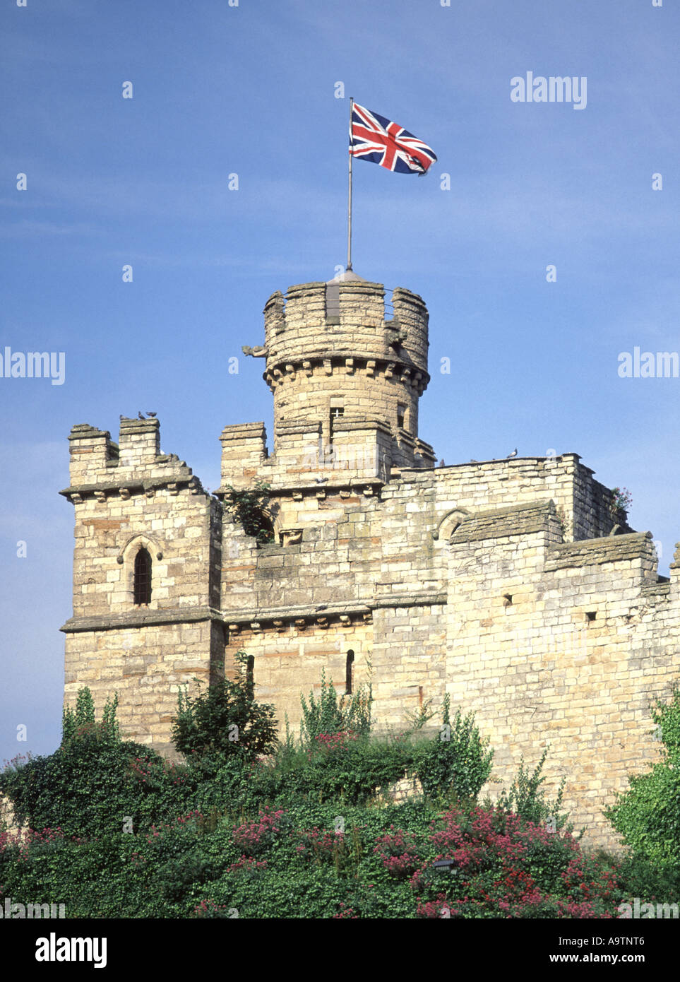 Tour du château de Lincoln avec drapeau de l'Union européenne Banque D'Images