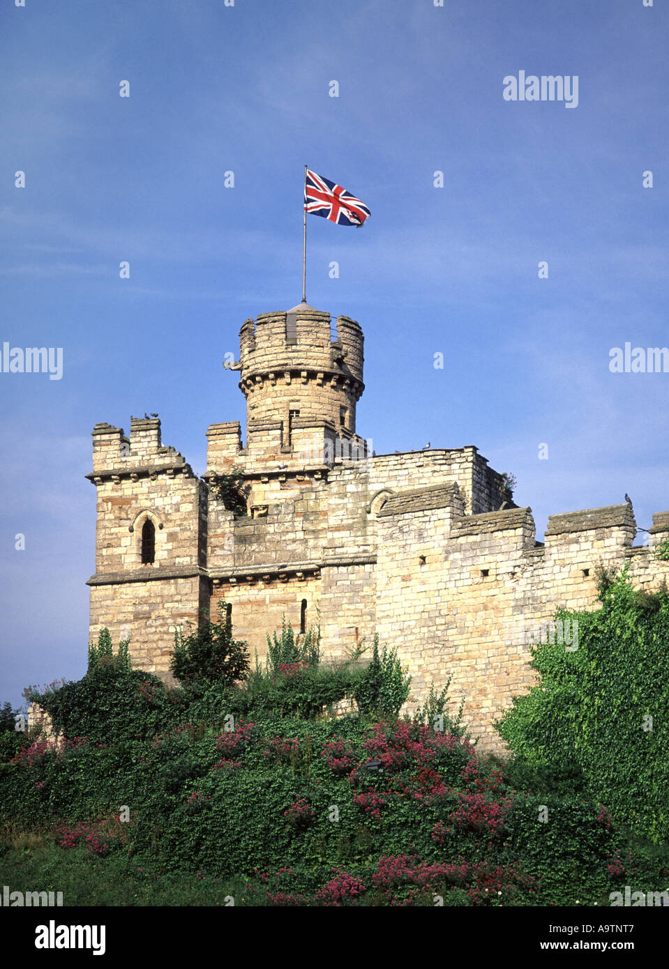 Tour du château de Lincoln avec drapeau de l'Union européenne Banque D'Images