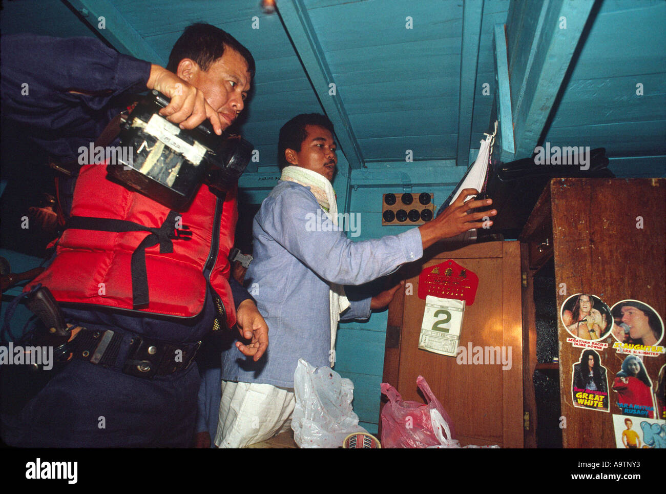 Singapour sur la garde côtière canadienne de patrouille anti-piratage recherchez les navires suspects dans leurs eaux. Banque D'Images