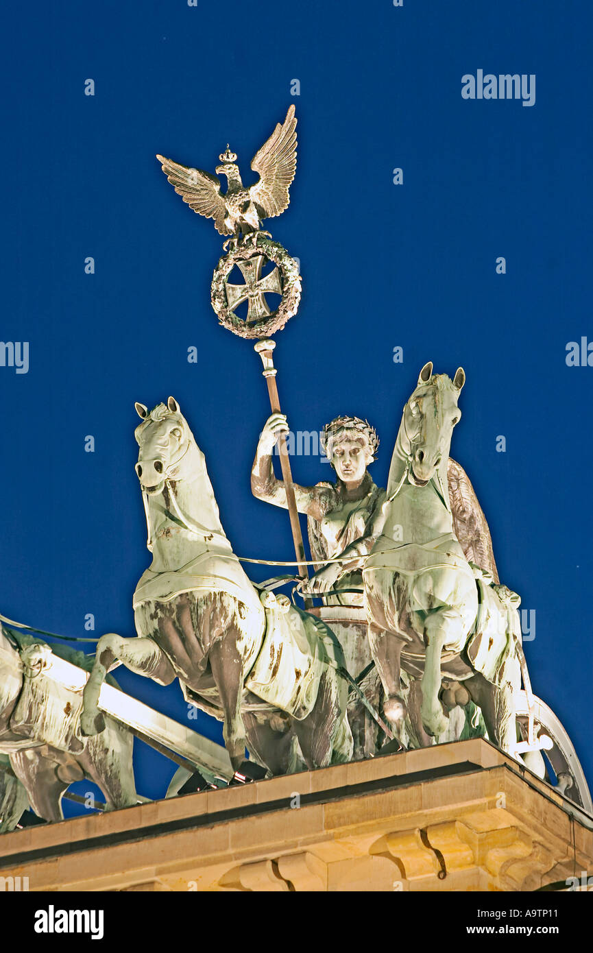 Berlin porte de Brandebourg quadriga au crépuscule Banque D'Images