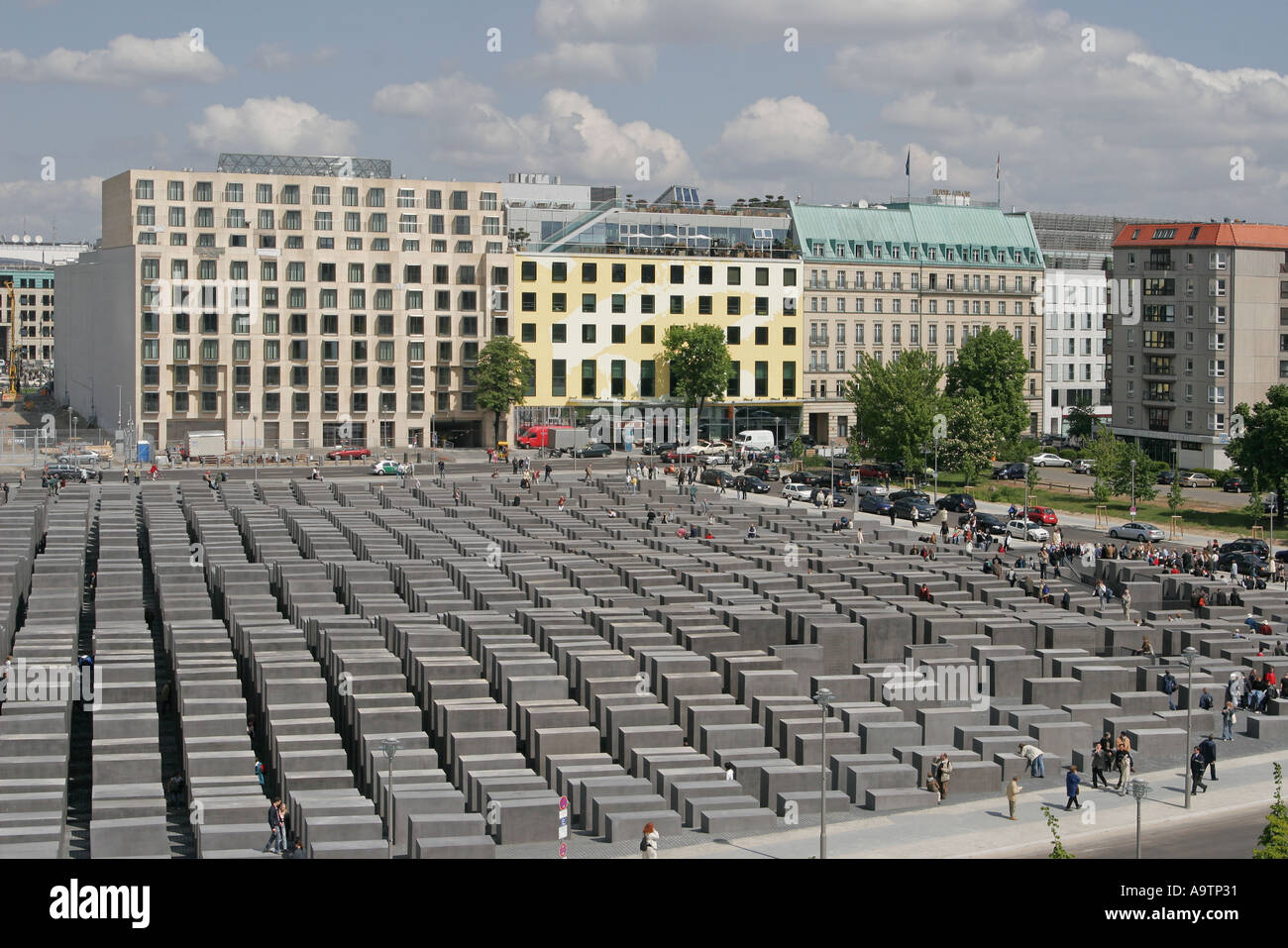 Centre de Berlin Holocaust Memorial personnes beton stelen architecte Peter Eisenmann Banque D'Images