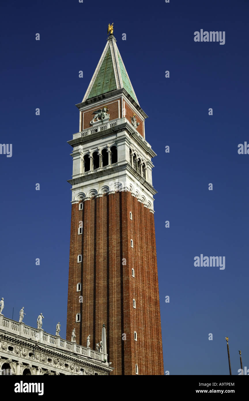 Le Campanile, la Place Saint-Marc, Venise, Italie, Europe Banque D'Images