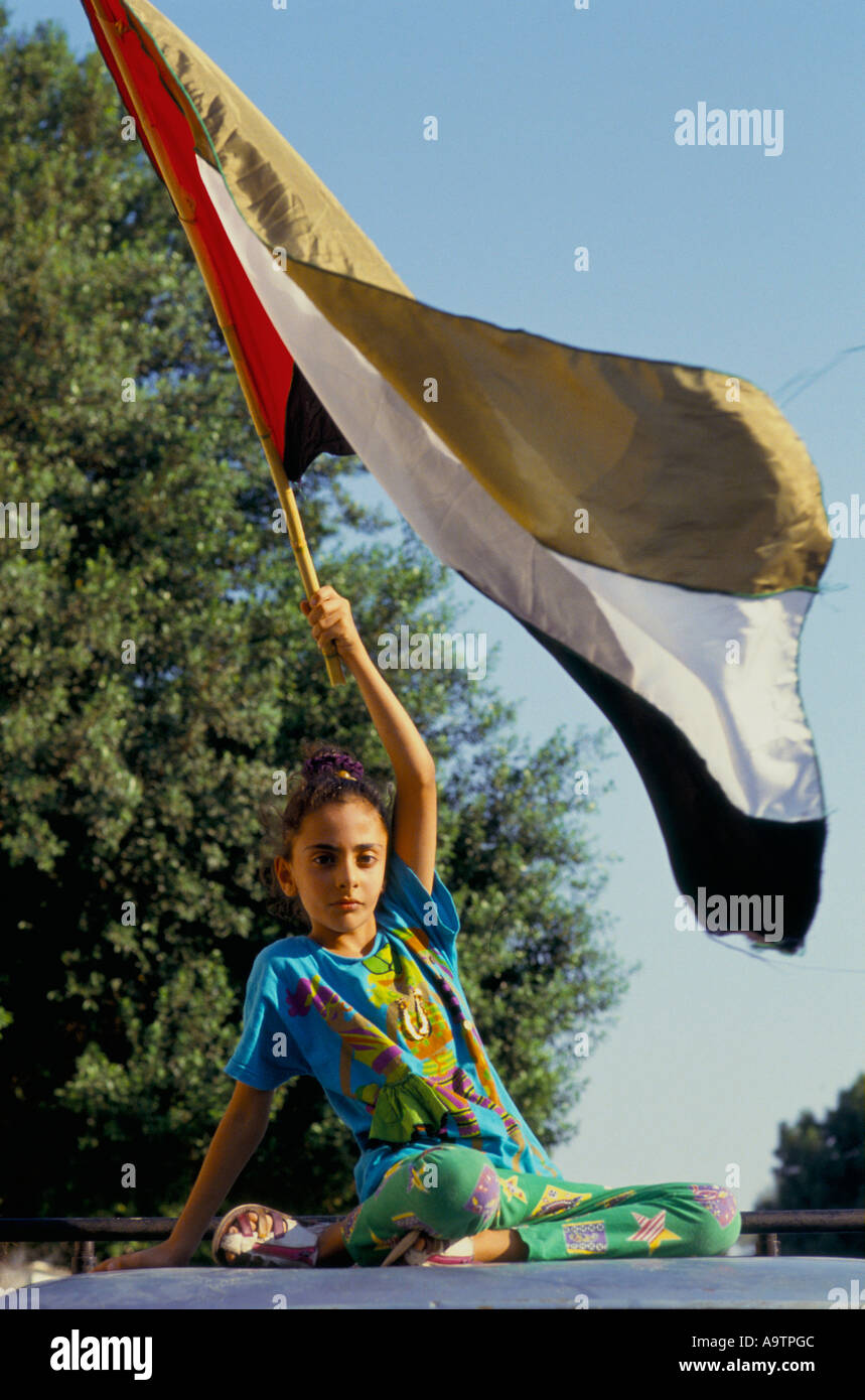 Jéricho, 13 septembre 1993 ; une fille vagues drapeau palestinien sur demo par les agriculteurs soutenant l'accord de paix. Banque D'Images