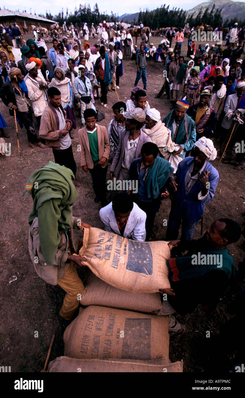 "L'ETHIOPIE, LA FAMINE inévitable', le gouvernement éthiopien EST LA DISTRIBUTION DE L'AIDE ALIMENTAIRE, MAIS LES RATIONS ONT D'ÊTRE MAINTENU À UN MINIMUM, 1999 Banque D'Images