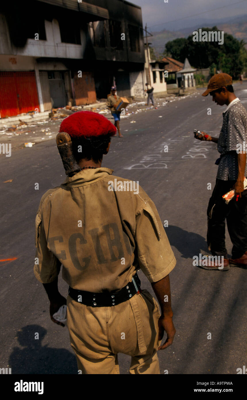 "Le TIMOR ORIENTAL Sept/Oct 1999', UN MEMBRE DE LA MILICE PRO JAKARTA À PILLER DANS LA VILLE DE DILI., 1999 Banque D'Images