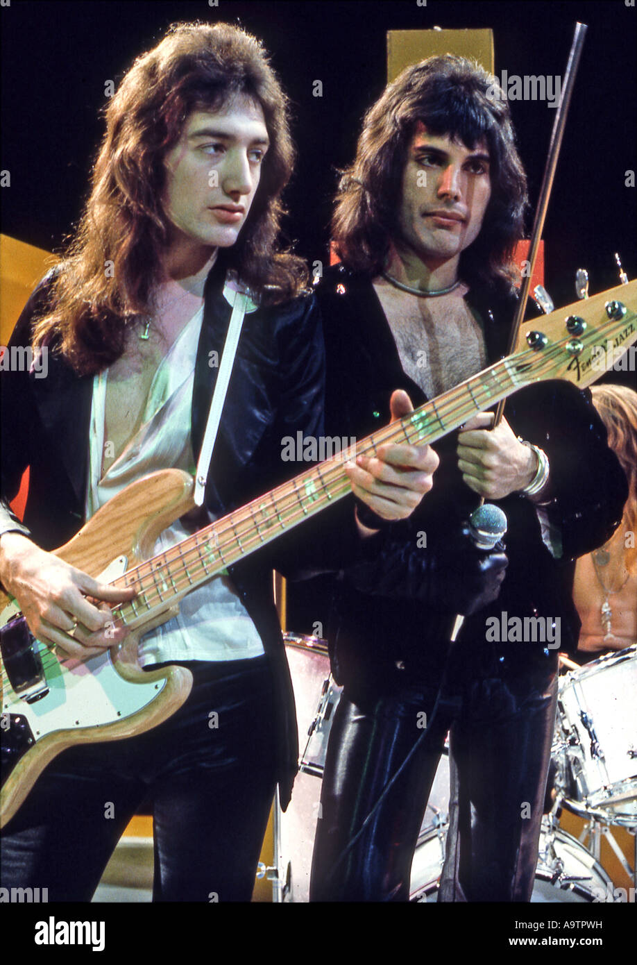 Groupe de rock britannique QUEEN - avec John Deacon à gauche et Freddie Mercury Banque D'Images