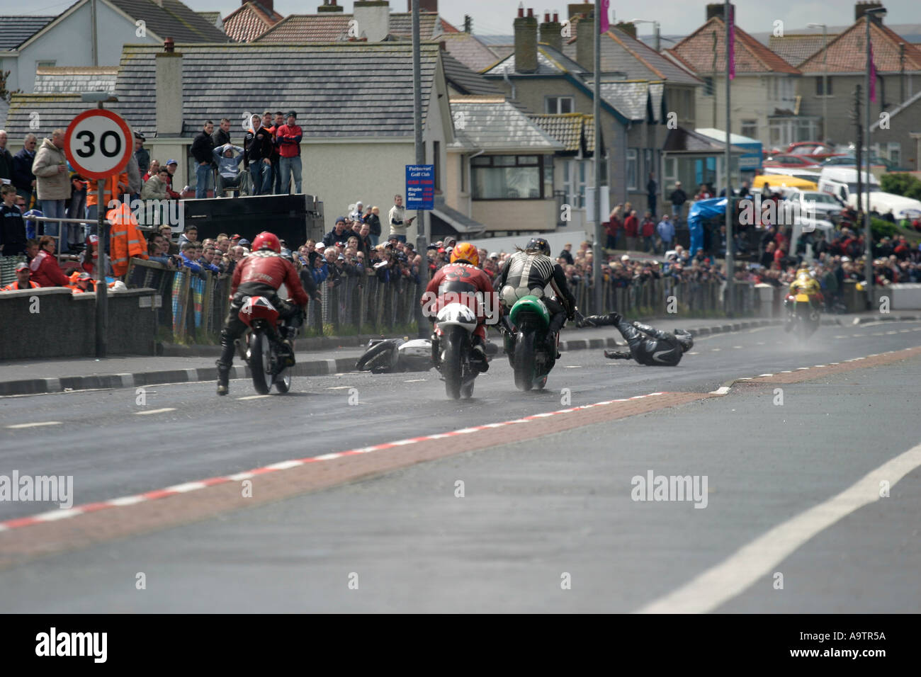 Un concurrent s'écrase lors d'une course à la North West 200 courses sur route SW200 l'Irlande du Nord Banque D'Images