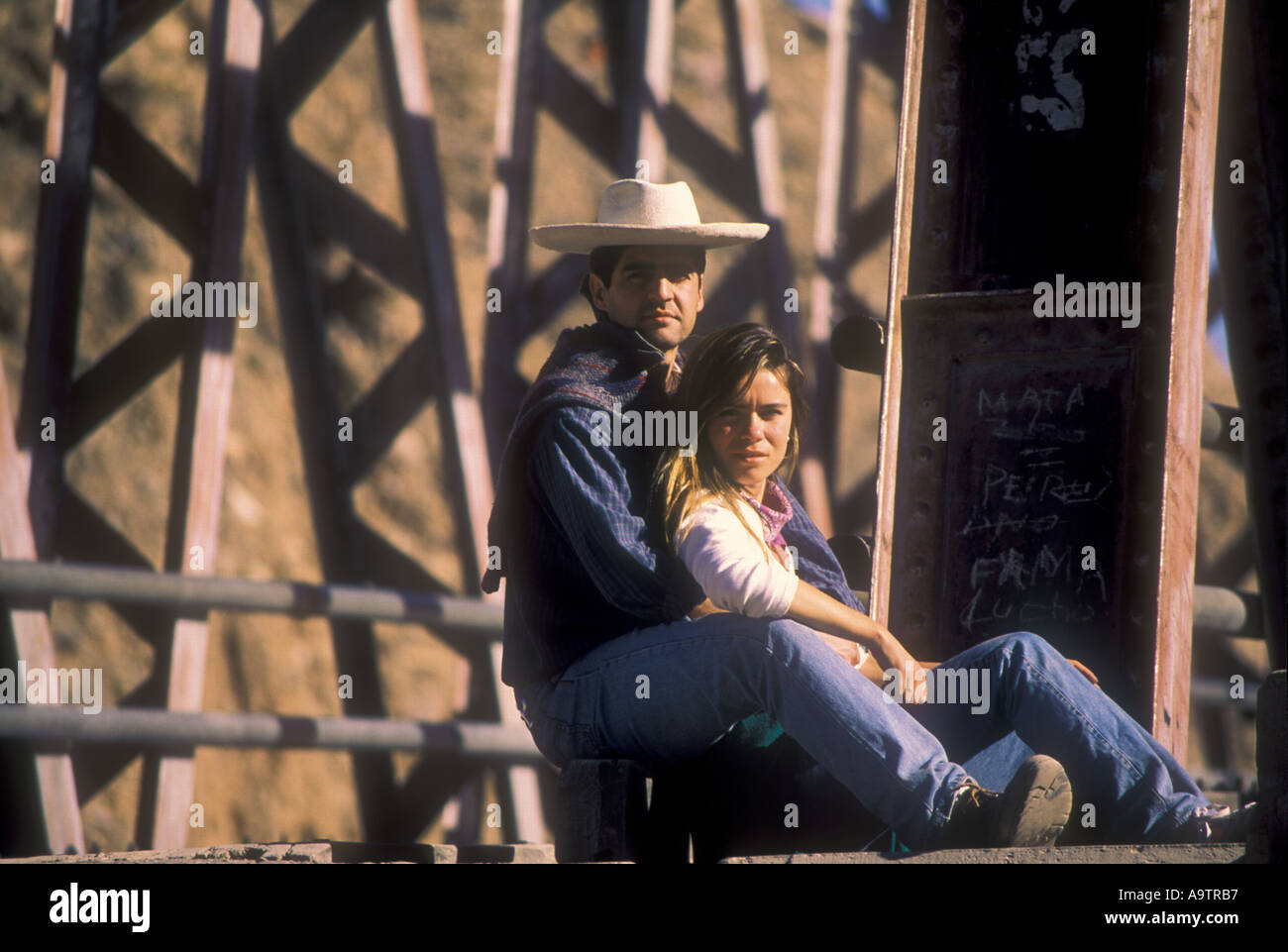 Les touristes argentins situés sur un pont de fer, au nord de l'Argentine de la Puna Banque D'Images