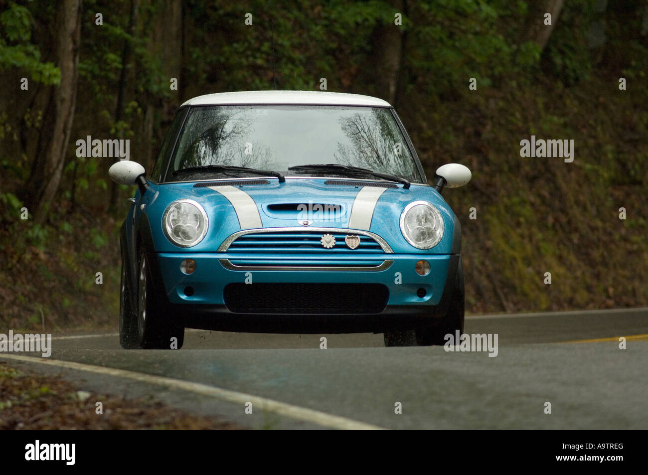 MINI Cooper S sur une route sinueuse Banque D'Images