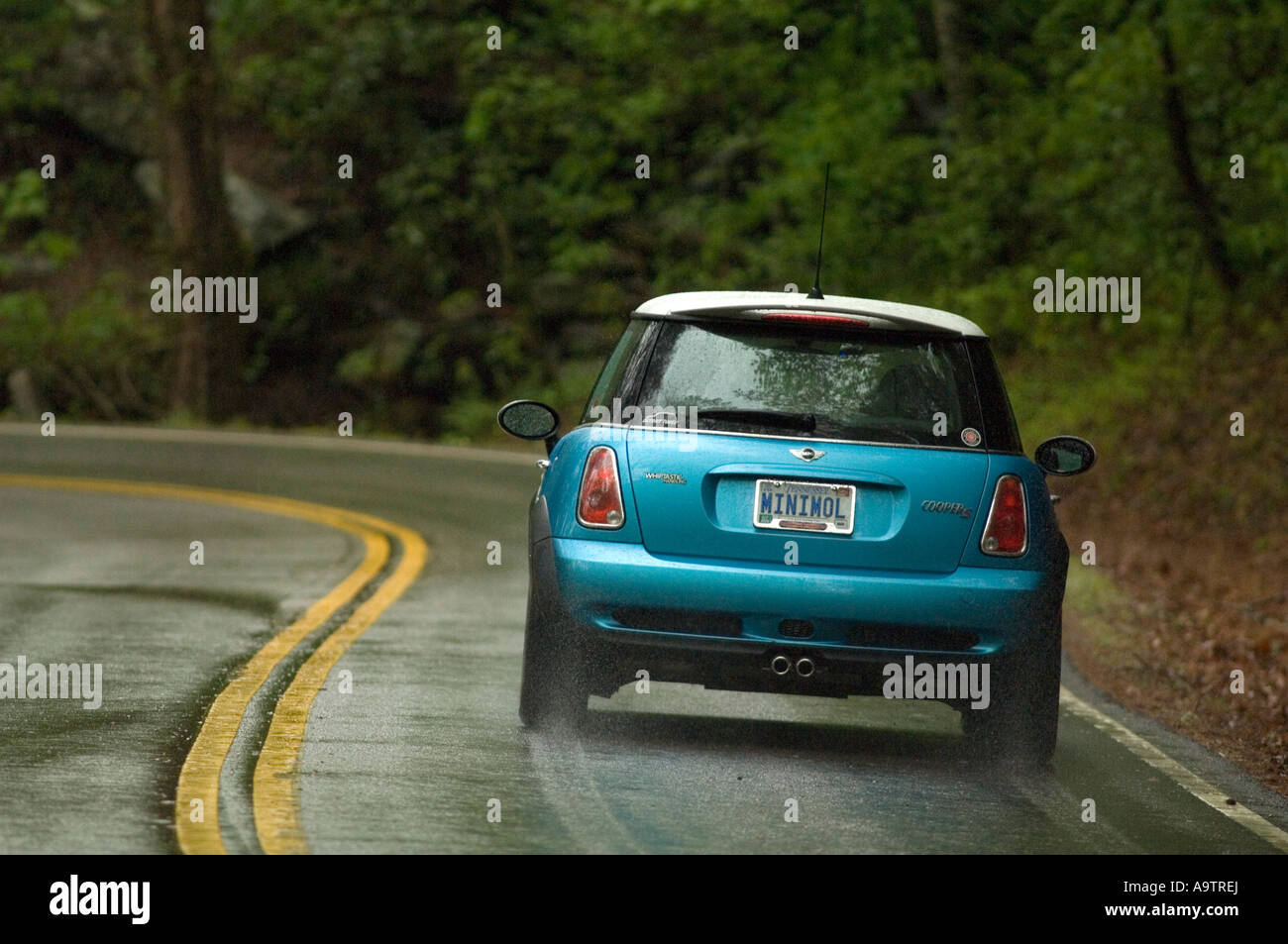 MINI Cooper S sur une route sinueuse Banque D'Images