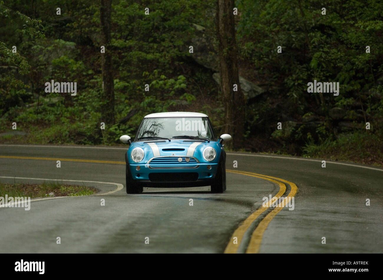MINI Cooper S sur une route sinueuse Banque D'Images