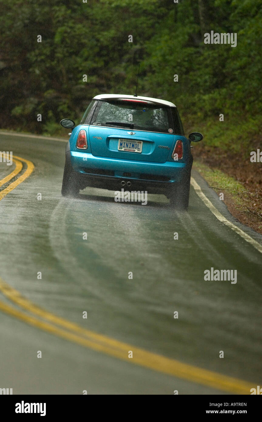 MINI Cooper S sur une route sinueuse Banque D'Images