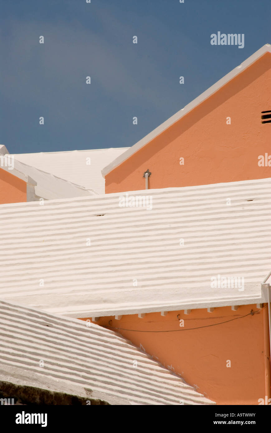 Les Bermudes Hamilton bâtiments rose côtelé blanc symbole iconique de l'image des toits bermudien Banque D'Images