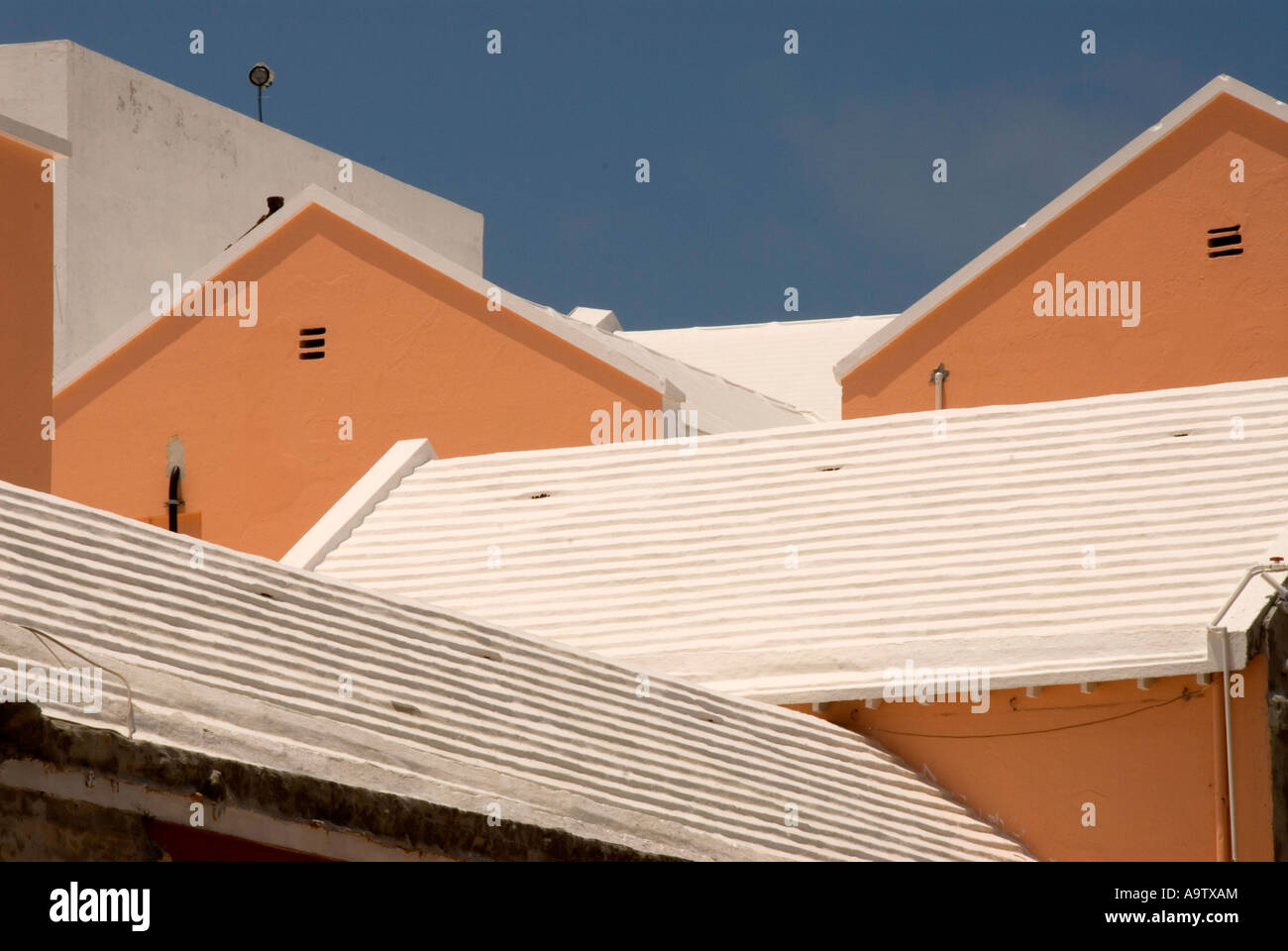 Hamilton Bermudes striée rose blanc les toits des bâtiments de l'image iconique symbole bermudien Banque D'Images
