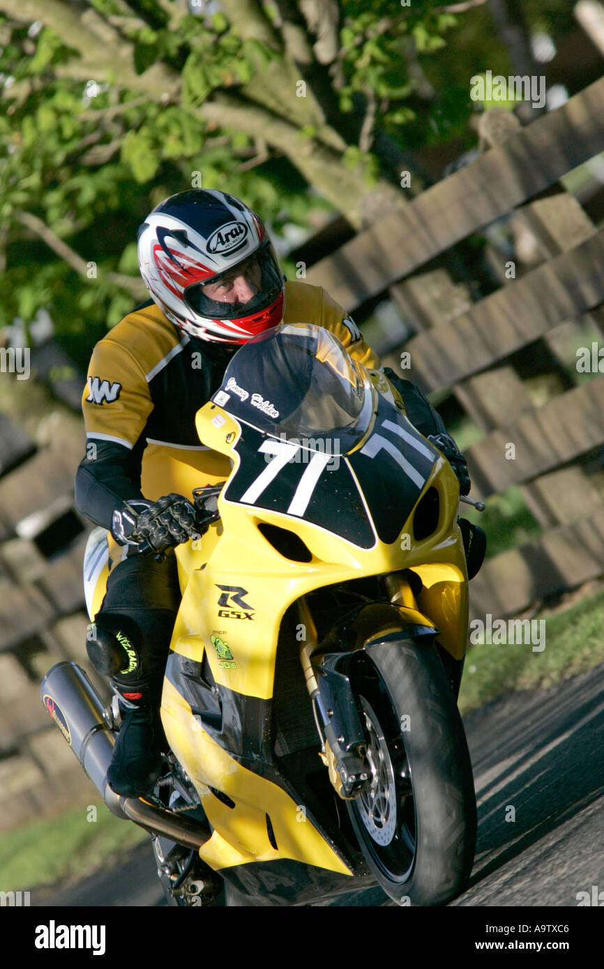 Jimmy Holden sur sa Suzuki 750 à l'courses sur route 100 Cookstown Banque D'Images
