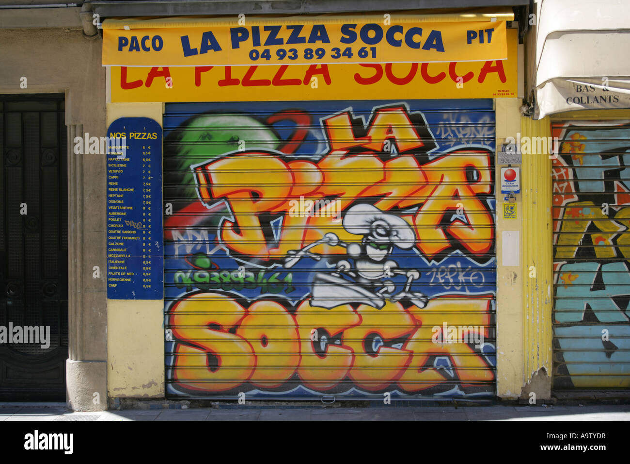 Exemple de graffiti légal utilisé comme décoration sur le rideau de sécurité d'une pizzeria, Nice France Banque D'Images